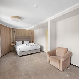 Zimmer mit Kingsize-Bett